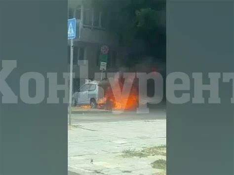 След дивашки бой единият бияч потроши колата на опонента си и я запали