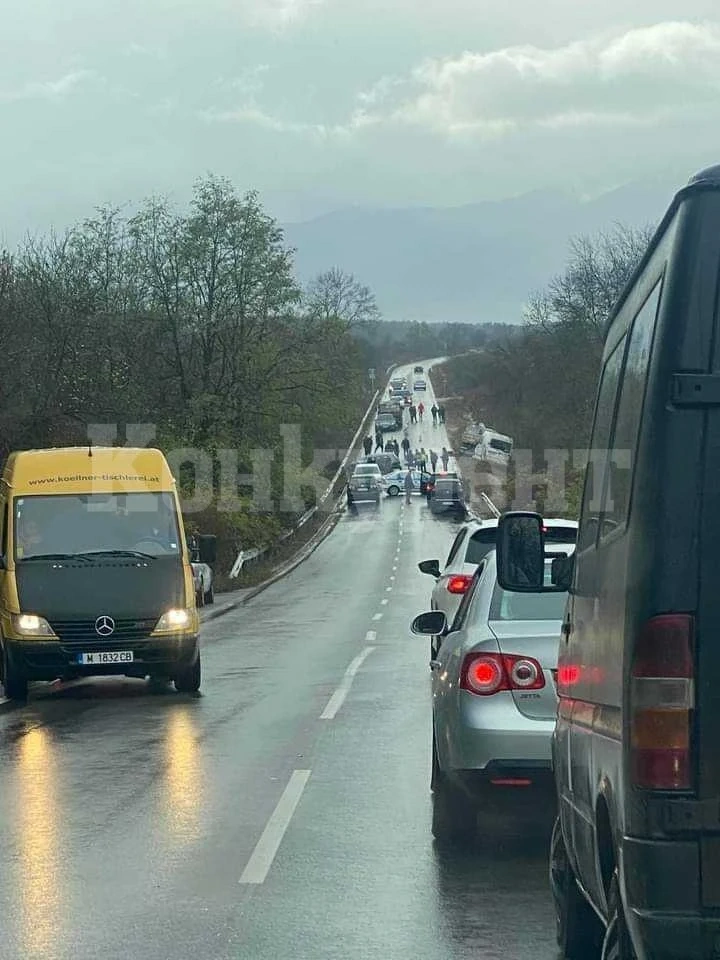 Катастрофа затвори път в Монтанско, шофирайте внимателно  СНИМКИ