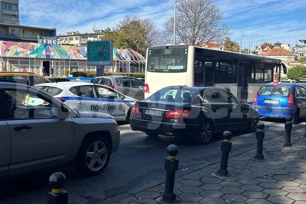 Инцидент с градски рейс затруднява движението по ключов булевард в Пловдив, има пострадала