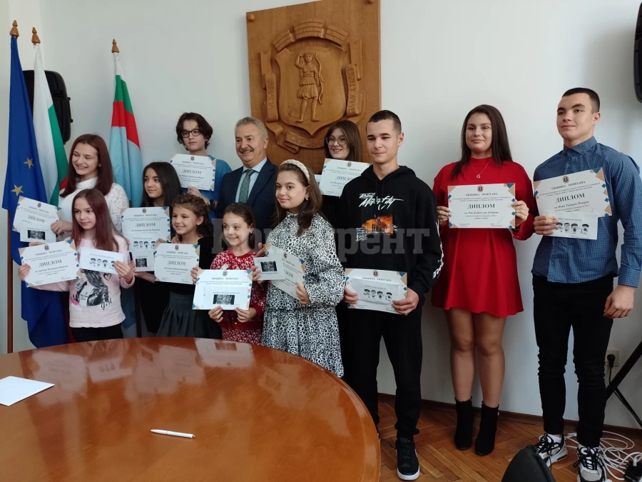 11 момичета и момчета от Монтана получиха стипендии за постиженията си