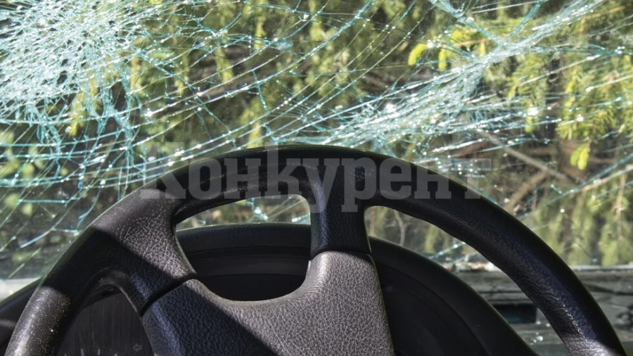 Влекач забърса „Мазда“ докато я изпреварва