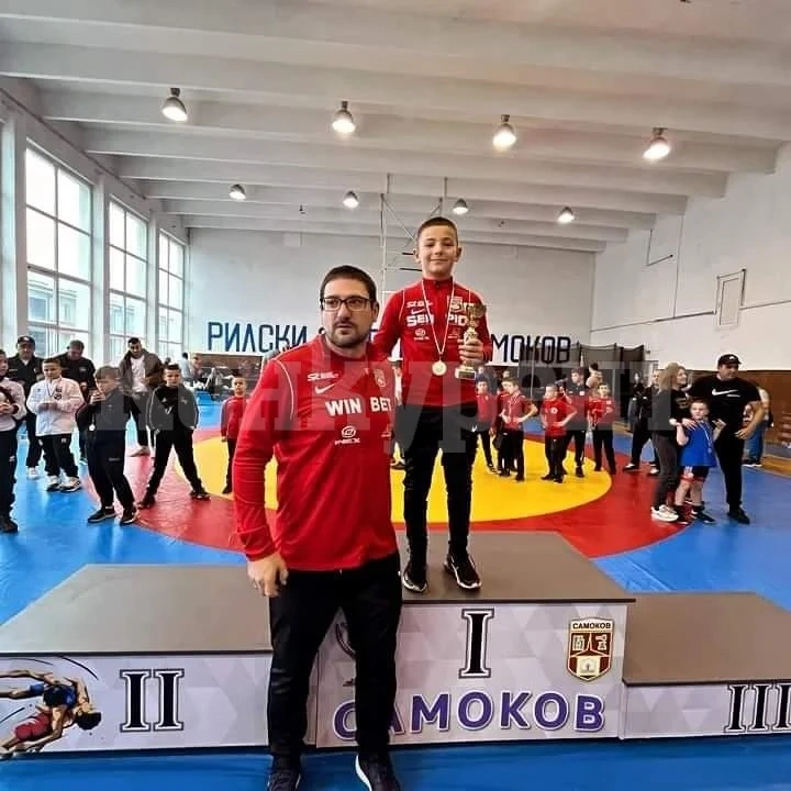 Борци от Враца се върнаха с 3 медала от Самоков СНИМКИ