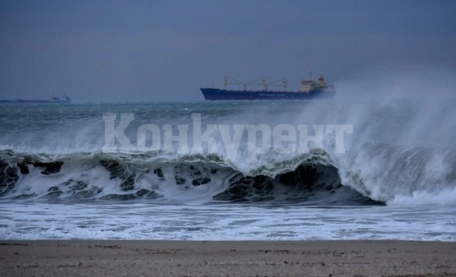Турски товарен кораб с 12-членен екипаж потъна в Черно море