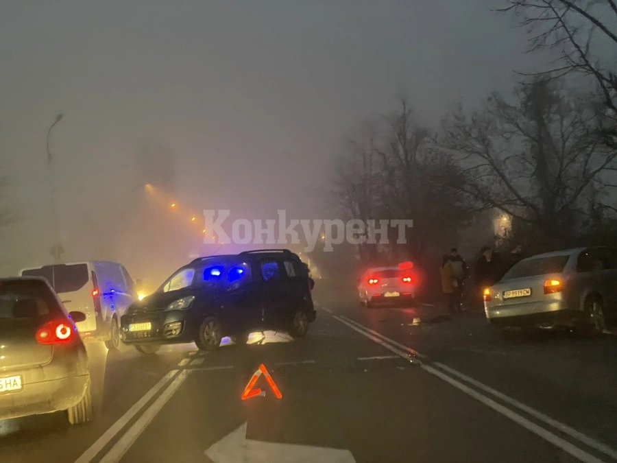 Катастрофа на оживен булевард във Враца предизвика софийско задръстване СНИМКИ