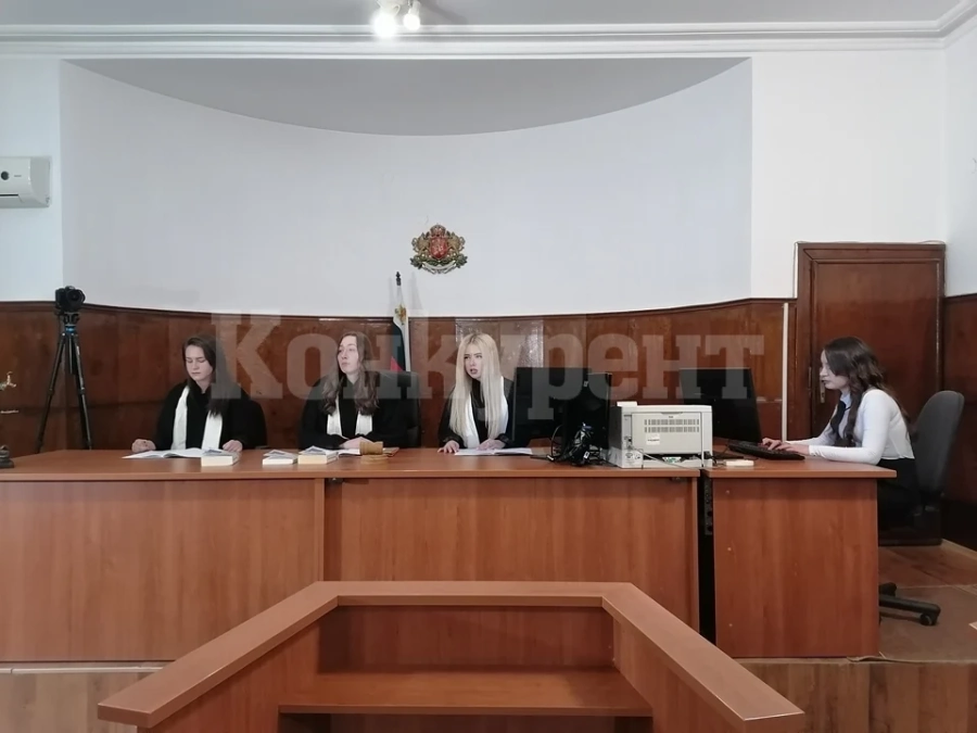 В Районен съд – Враца се проведе симулативен съдебен процес по откъс от романа „Железният светилник“ СНИМКИ