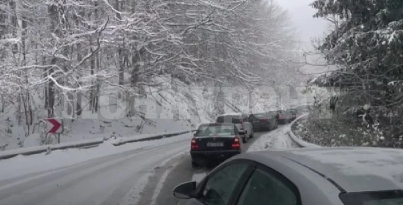 Огромно задръстване на Петрохан, снегорин и кола са се ударили заради силния снеговалеж