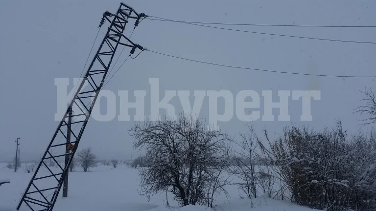 Снегът скова Врачанско: Десетки населени места са без електричество