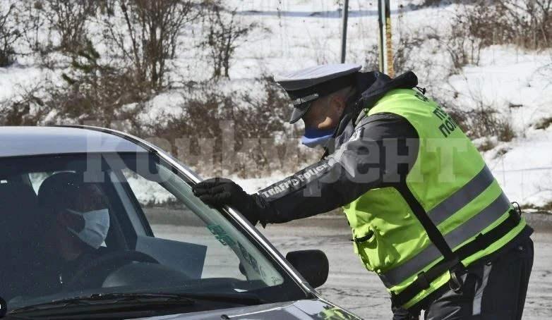 Почерпен от сутринта подкара колата си в снега, но го спряха и …
