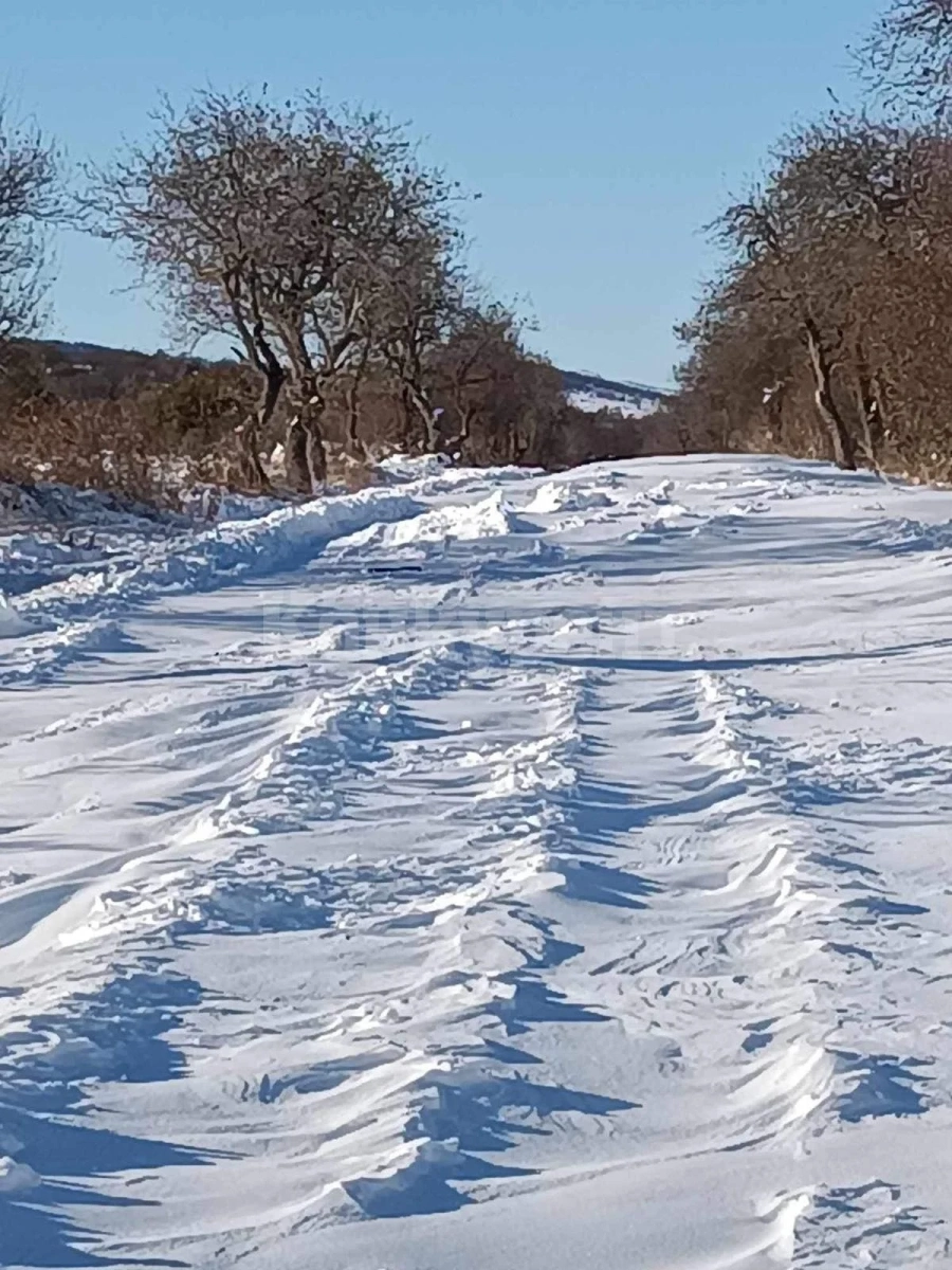 Снегът затрупа хората в Камено поле, хората са блокирани СНИМКИ