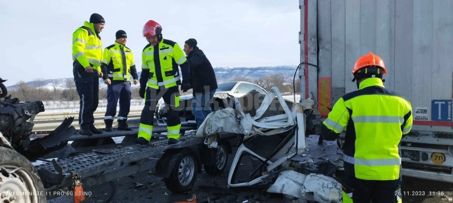 Автомобили се разпиляха по околовръстното на Монтана, изпаднали от автовоз след катастрофа СНИМКИ