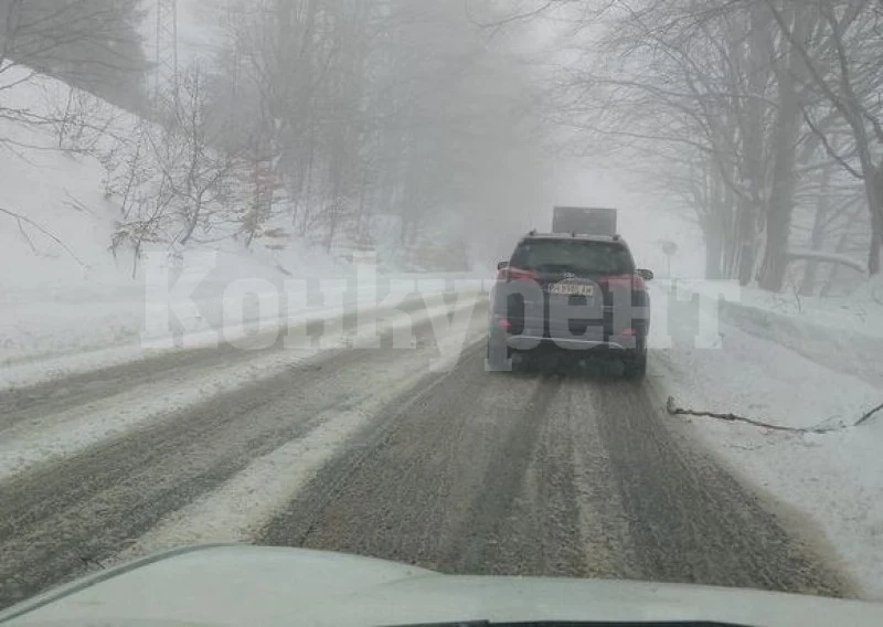Автобус аварира в прохода Петрохан, движението е блокирано