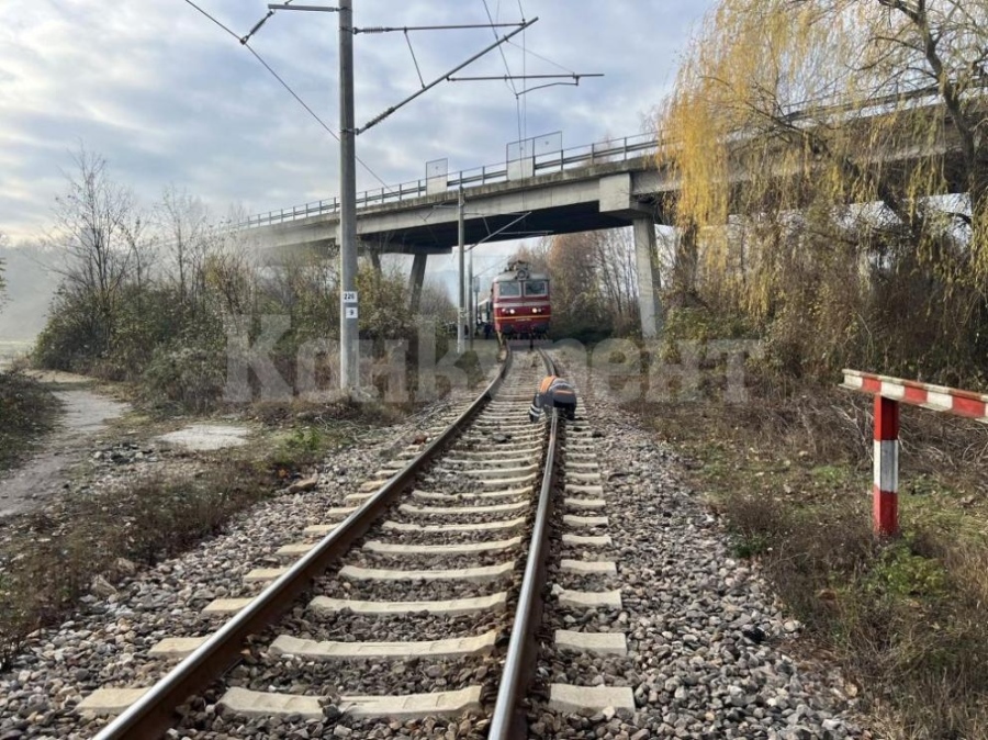 Локомотив на влак се запали на гара „Тулово“