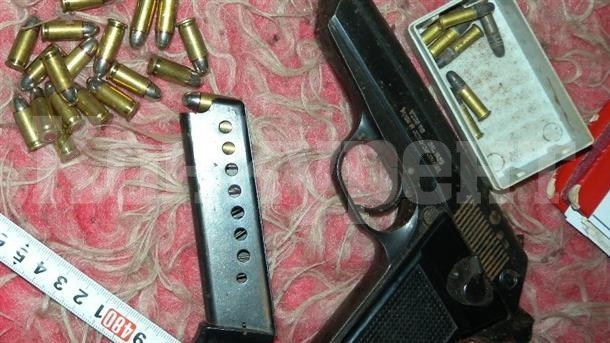Иззеха оръжие, взривни материали и боеприпаси от вилата на дядо в Берковица