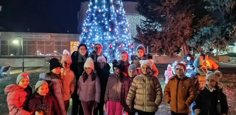 С послание за доброто запалиха светлините на коледната елха в Мизия СНИМКИ