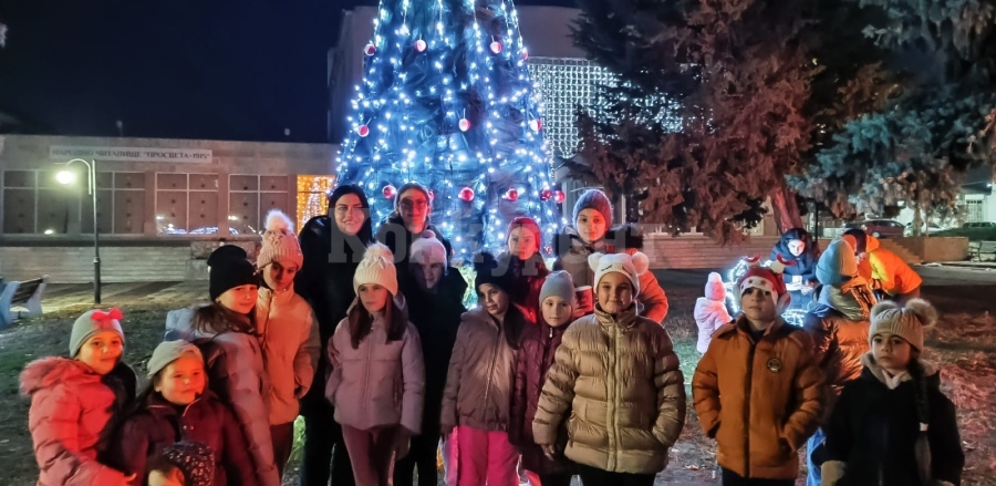 С послание за доброто запалиха светлините на коледната елха в Мизия СНИМКИ