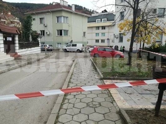 Чувал с пари задигнали маскираните грабители от инкасото