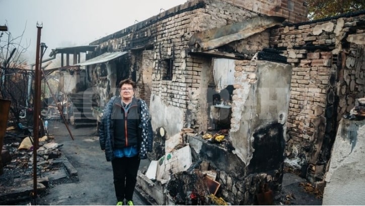 Подпалиха с пърлачка и лак за дървесина дома на лекарка