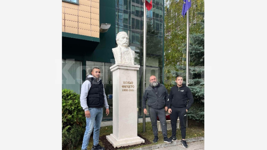 Un jeune homme de Vratsa sculpte un buste de Coleo Vecchetto : Konkurent.bg Un jeune homme de Vratsa sculpte un buste de Coleo Vecchetto : Konkurent.bg
