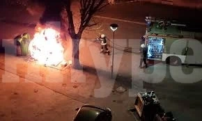 Огнеборците гасиха горящи контейнери за смет във Видин
