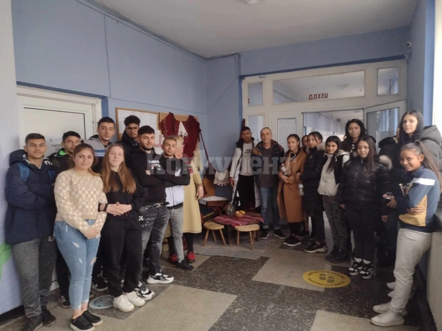 Ученици от Бяла Слатина подредиха етнографски кът в ПГО „Елисавета Багряна“