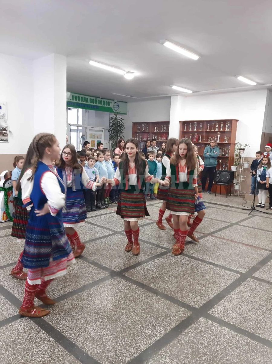 Грейна Коледното дърво в СУ „Никола Войводов” във Враца СНИМКИ