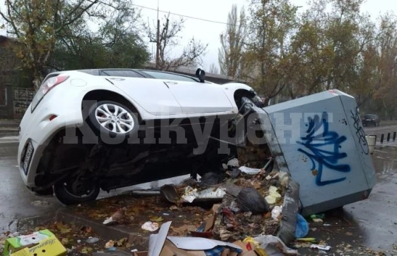 Кола се натресе в контейнер за боклук СНИМКИ