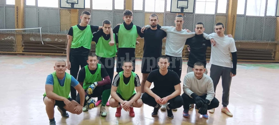 Ученици от Механото във Враца се включиха в традиционен футболен турнир СНИМКИ