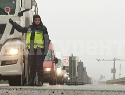 Протестът на служители на АПИ затвори АМ Хемус в участъка на Топли дол