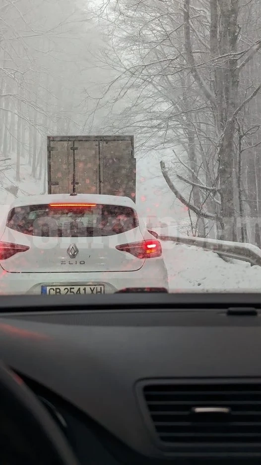 Снежна обстановка на Петрохан, образува се опашка