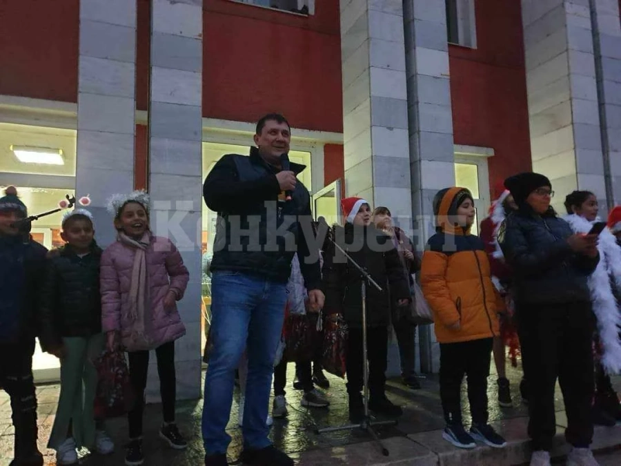 Стотици се събраха на площада в Борован за запалване на светлините на коледната елха СНИМКИ