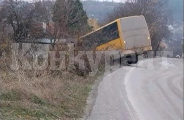 Училищен автобус падна в канавката, за щастие вътре нямало деца