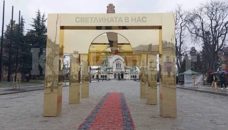 Махат златните арки пред „Ал. Невски“