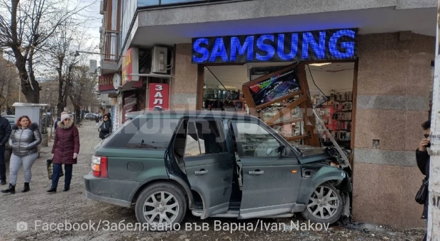 ЕКШЪН! Кола се вряза в магазин СНИМКИ