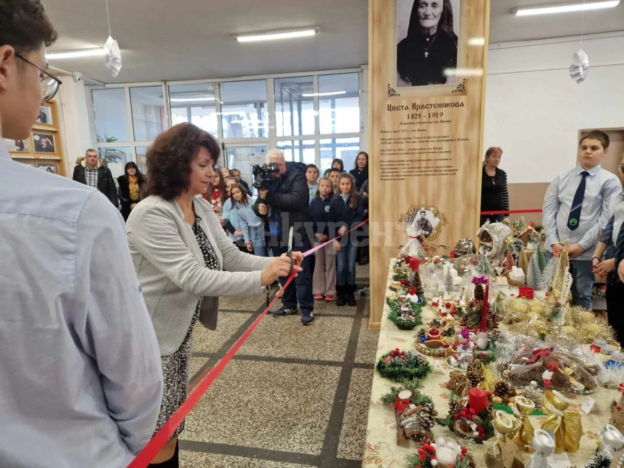 Откриха благотворителния коледен базар в СУ „Никола Войводов“- Враца СНИМКИ