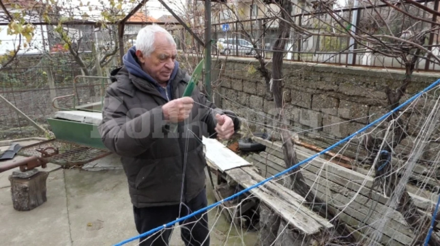 Плетенето на рибарски мрежи - традиционен занаят в село Кошава