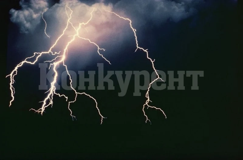 Мълния уби футболист по време на мач