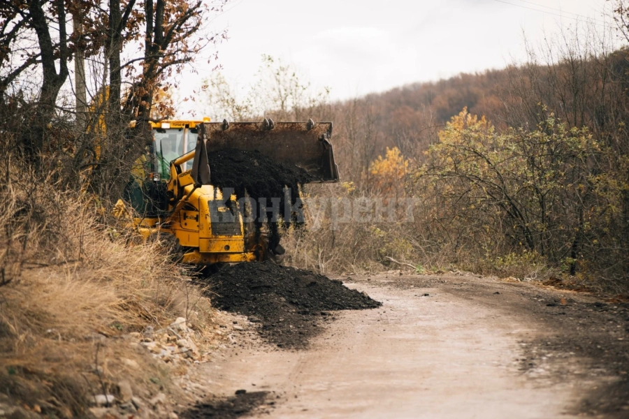 Извършиха текущ ремонт на временната пътна отсечка между Крета и Ребърково СНИМКИ