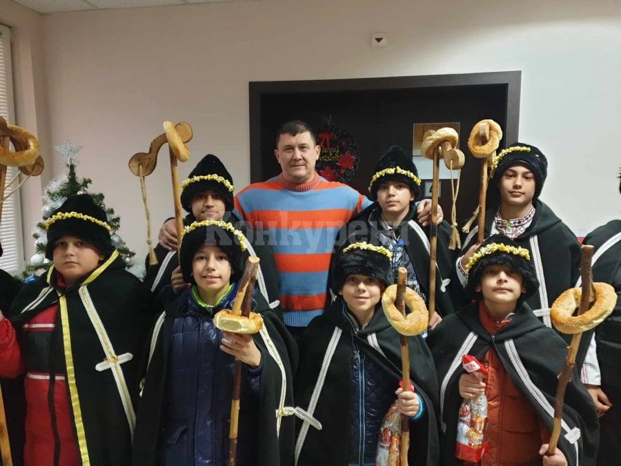 Кметът на Борован посрещна коледари СНИМКИ
