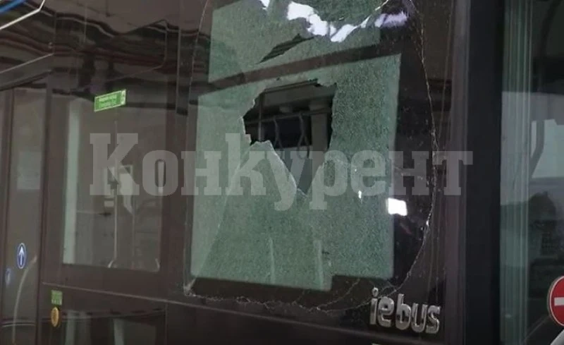 Глобяват родителите на учениците, счупили стъкла на автобус