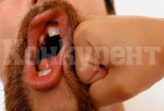 След скандал в Козлодуй! Мъж изби зъбите на приятеля си