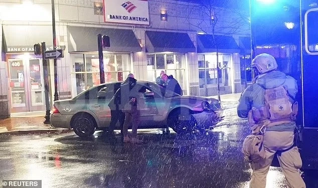 Автомобил се вряза в джип от кортежа на Байдън