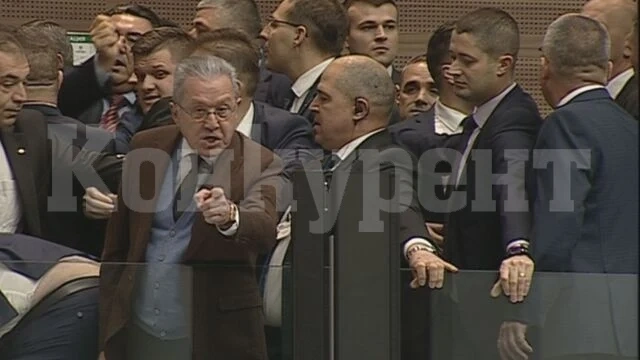 Сблъсък в парламента: „Възраждане“ нападна Йордан Цонев, Делян Пеевски го защити с тяло (ВИДЕО)