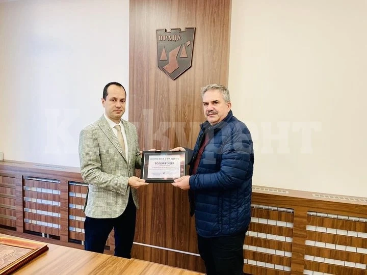Калин Каменов връчи почетна грамота на дългогодишния ръководител на пожарната гл. инспектор Гоцев