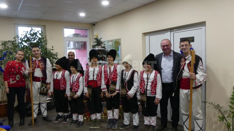 Коледари наричаха за здраве и берекет в община Ружинци СНИМКИ