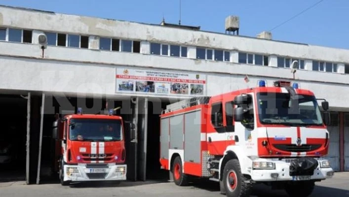 Мъж се вряза с колата си в къща и загина на място
