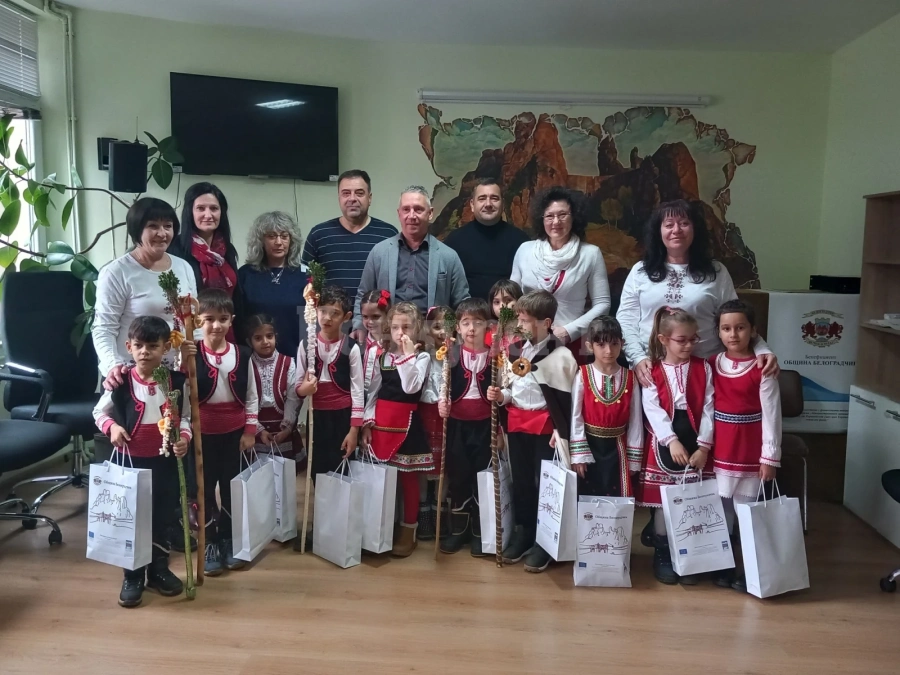 Малки коледари посетиха община Белоградчик СНИМКИ