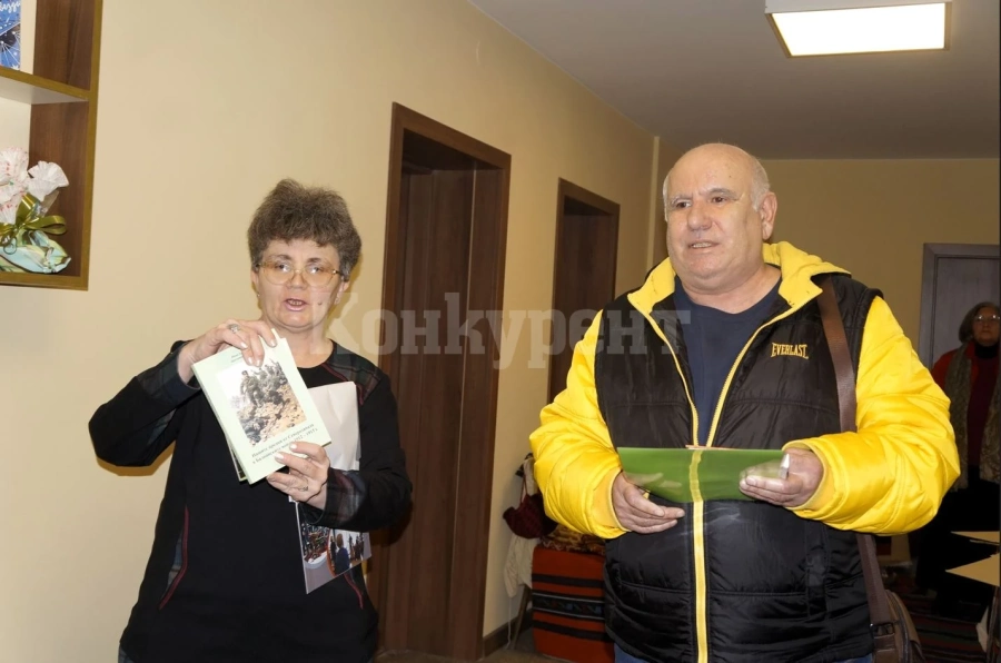 Мездренското читалище подреди етнографска изложба по случай Игнажден и награди най-активните си читатели през 2023 г. СНИМКИ