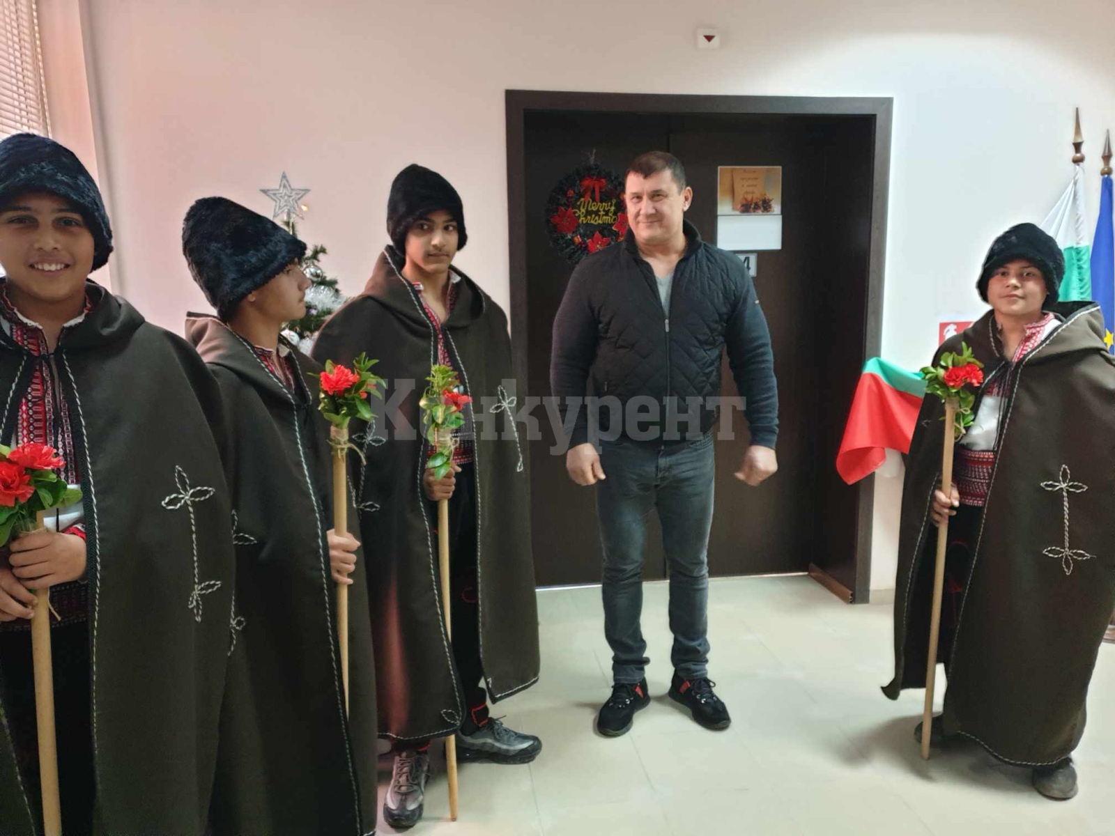 Ученици огласиха с коледарски песни сградата на общинската ...