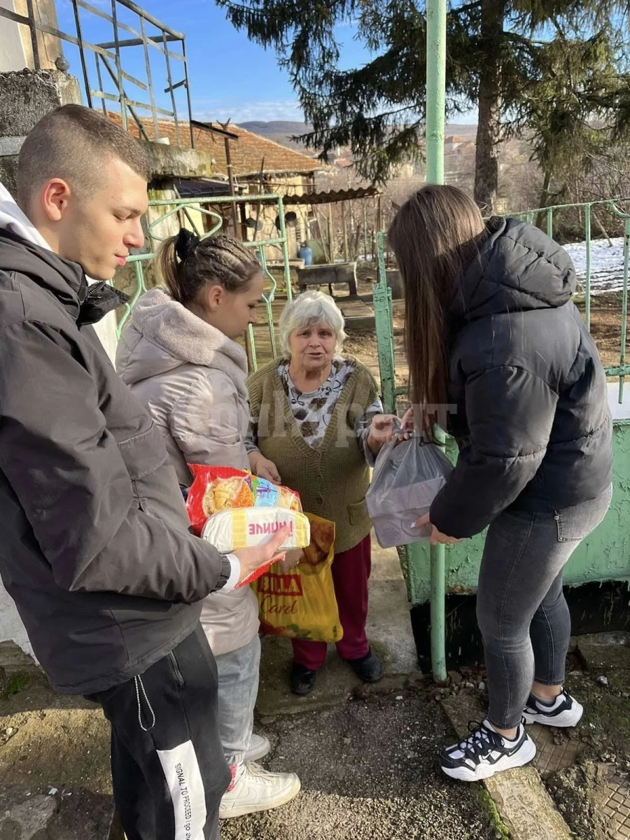 Ученици от Враца зарадваха нуждаещи се жители на Косталево СНИМКИ