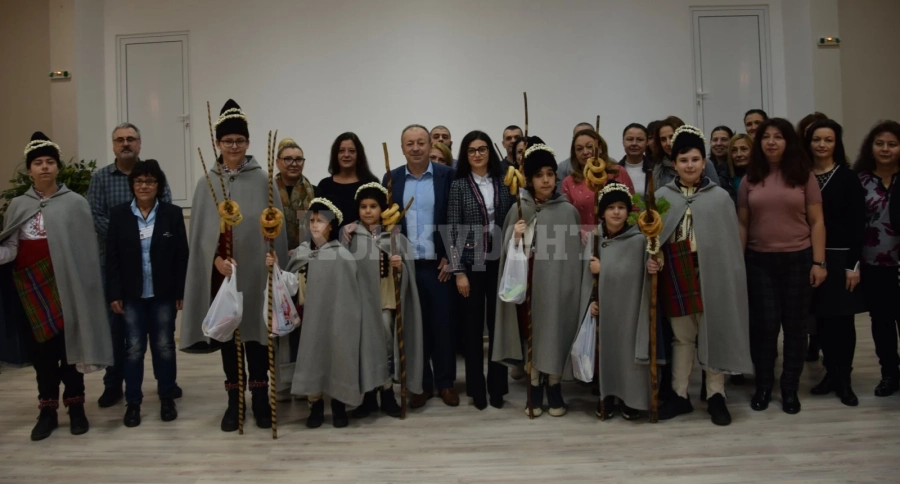 Коледари наричаха за здраве в Областна администрация - Видин СНИМКИ